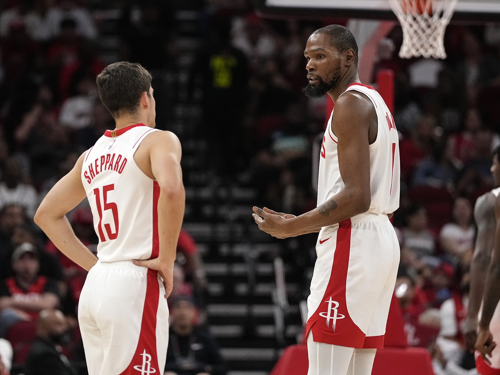 开云登录入口-杜兰特：我之前常跟谢泼德说 别打得那么快 他现在节奏把控进步大